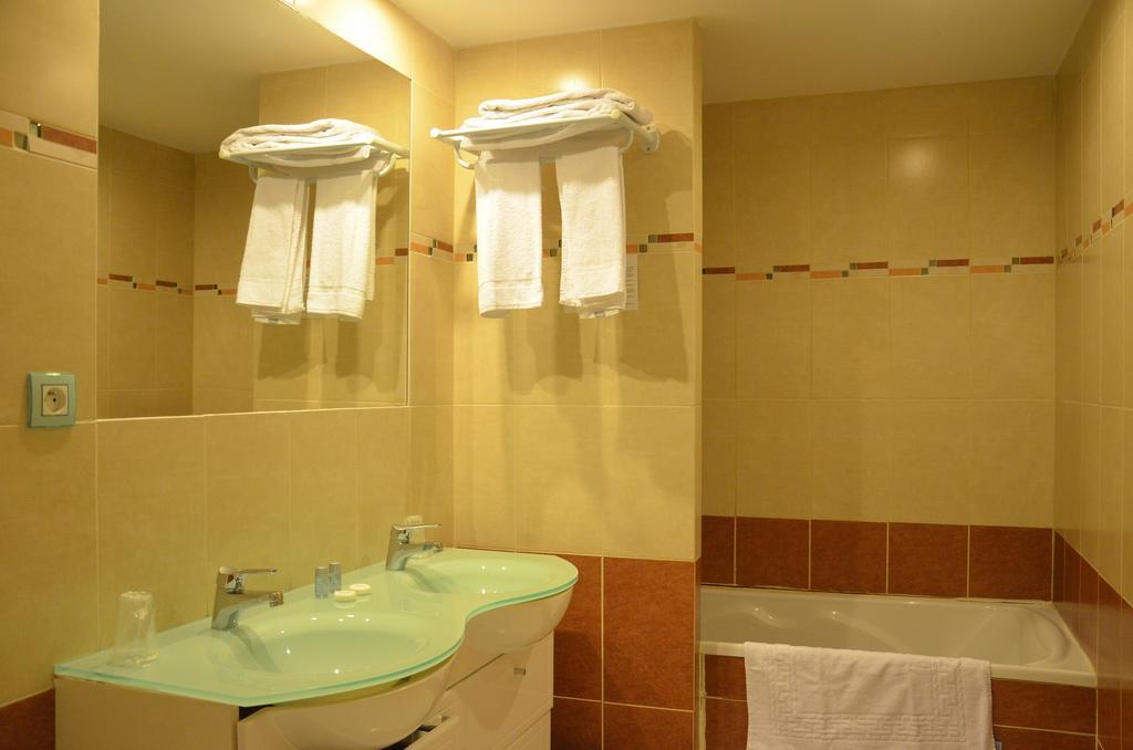 Auberge De Bonpas Logis De France Hotel อาวีญง ห้อง รูปภาพ